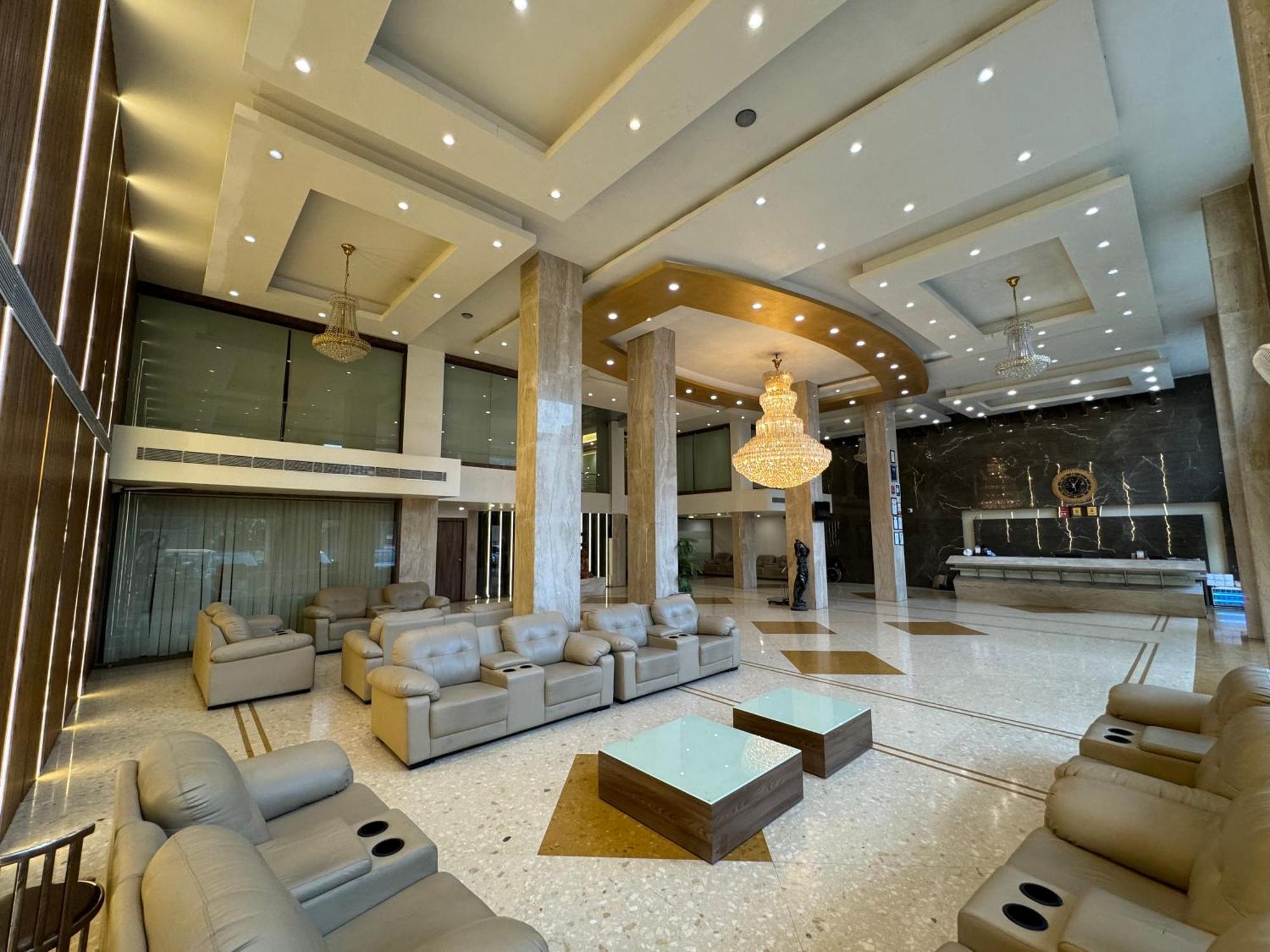 Hotel The Evergrand Palace Rádzskot Kültér fotó