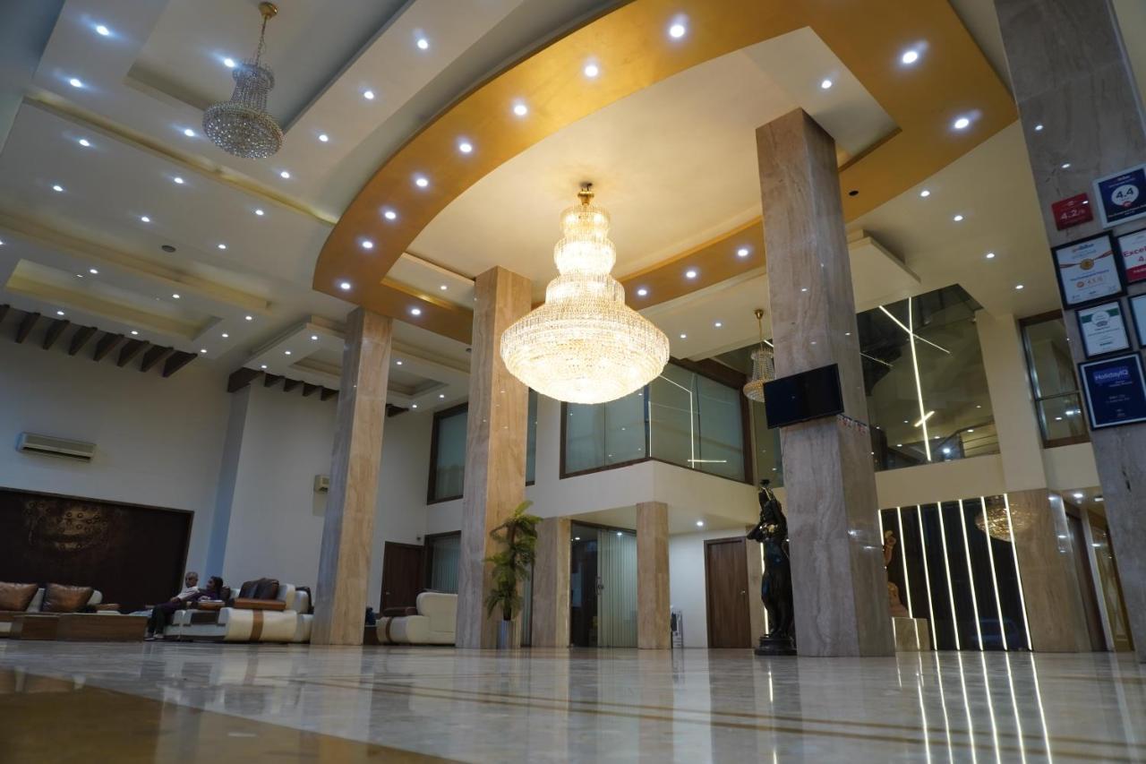 Hotel The Evergrand Palace Rádzskot Kültér fotó
