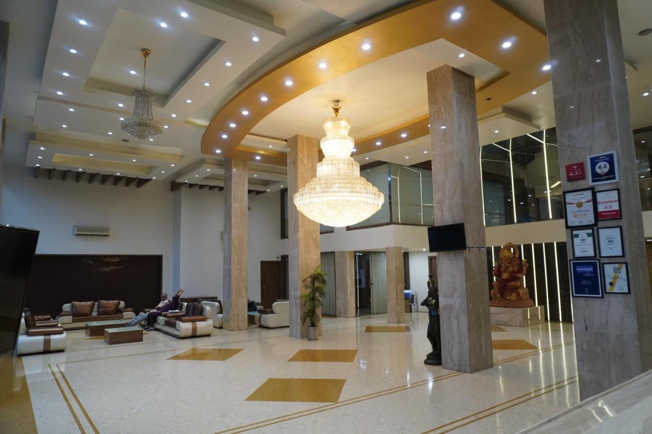 Hotel The Evergrand Palace Rádzskot Kültér fotó
